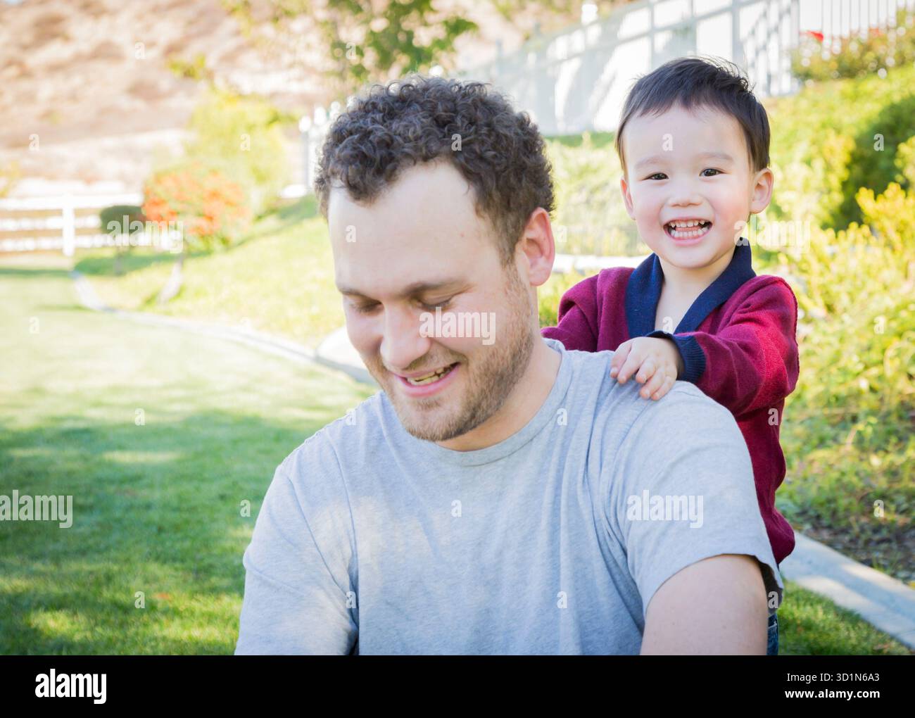 Der kaukasische Vater hat Spaß mit seinem Mixed Race Baby Sohn Stockfoto