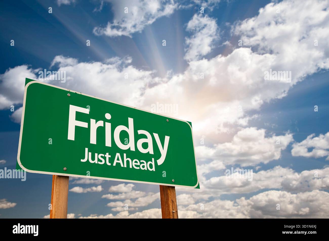 Freitag Direkt Vor Dem Grünen Straßenschild Stockfoto
