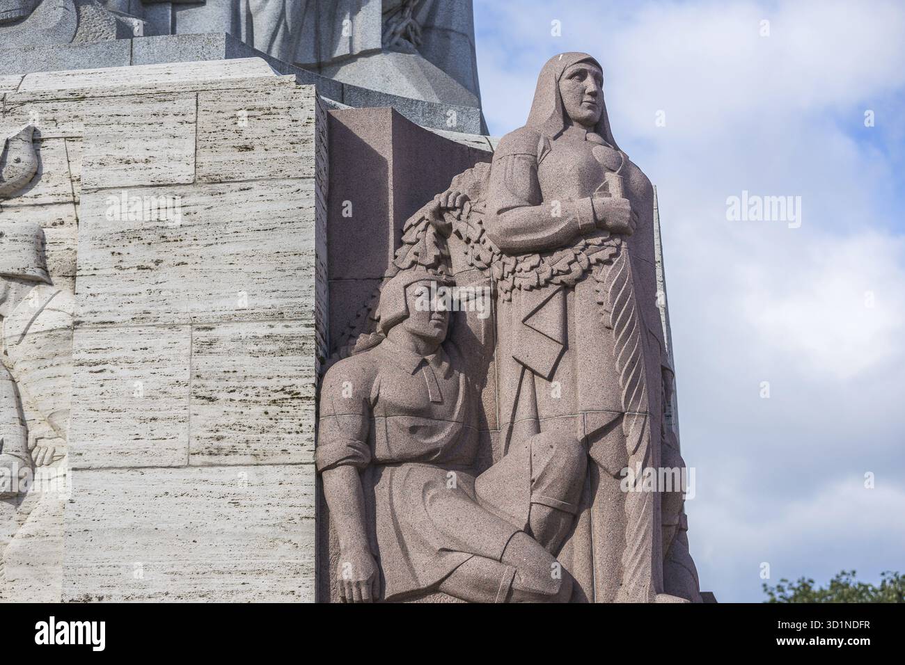 Riga Lettland, das Freiheitsdenkmal in Riga, Lettland, trägt die lettische Inschrift Tevzemei un Brivibai (für Vaterland und Freiheit). Diese Nahaufnahme hoch Stockfoto