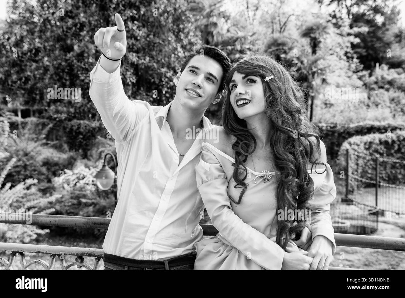 Romantisches Märchenpaar im wunderschönen Palace Garden Stockfoto