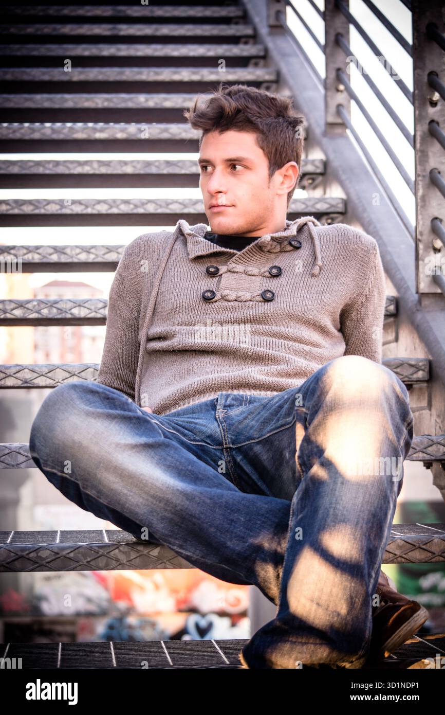 Attraktive junge Mann im urbanen Umfeld Stockfoto