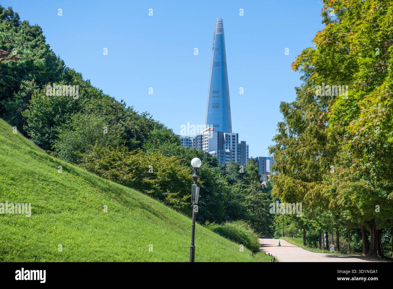 Seoul Olympic Park und Lotte World Tower. Südkorea. Stockfoto