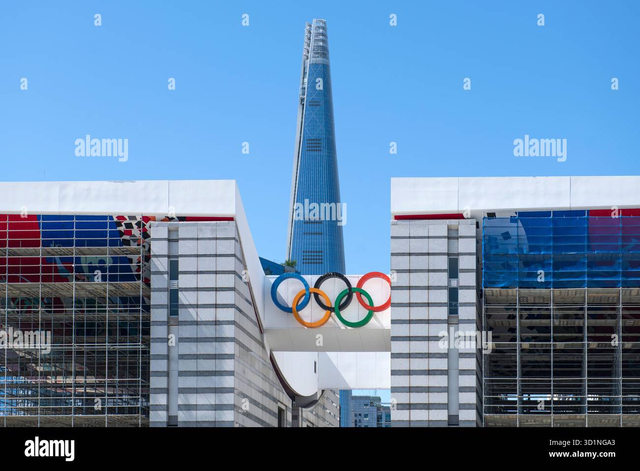 Seoul Olympic Park: World Peace Gate und Lotte World Tower. Südkorea. Stockfoto
