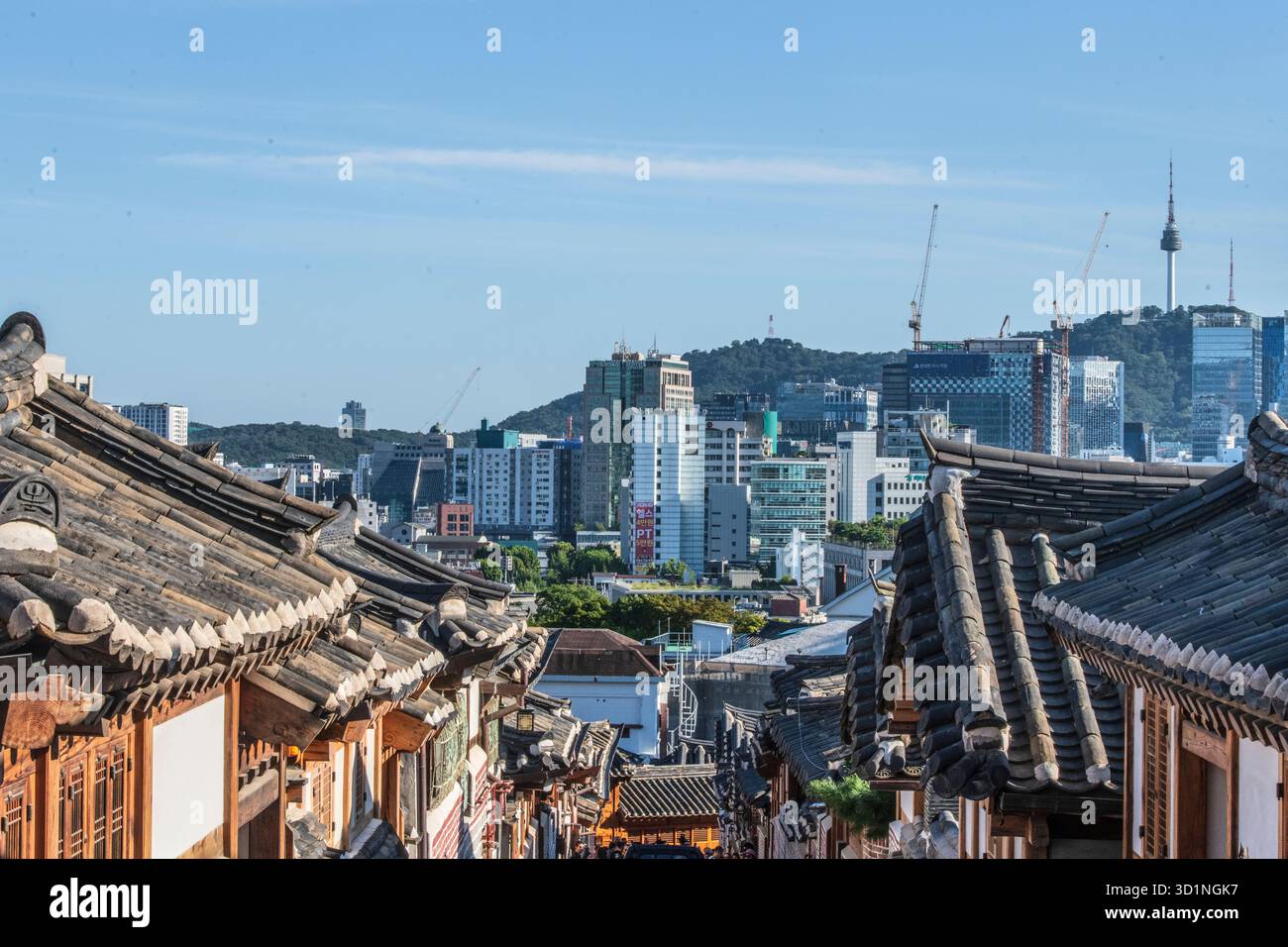 Bukchon Hanok Village, mit dem Seoul Tower im Hintergrund. Seoul. Südkorea. Stockfoto
