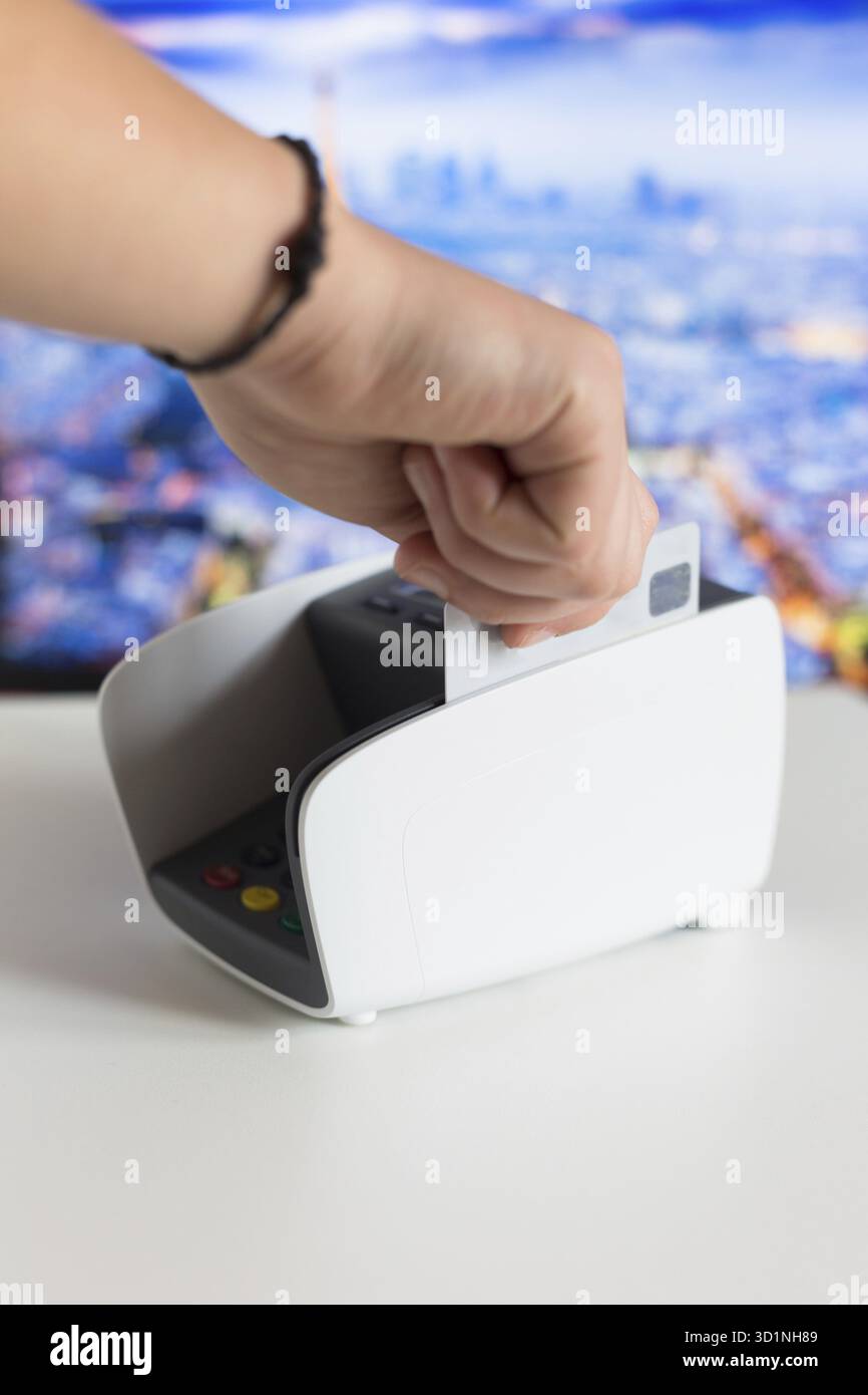 Kreditkarte in der Hand und Terminal im Geschäft Stockfoto