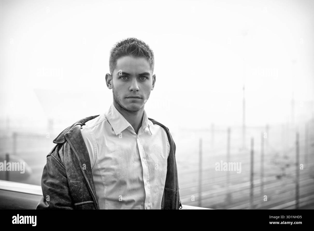 Hübscher trendigen Mann stehend auf einem Bürgersteig Stockfoto