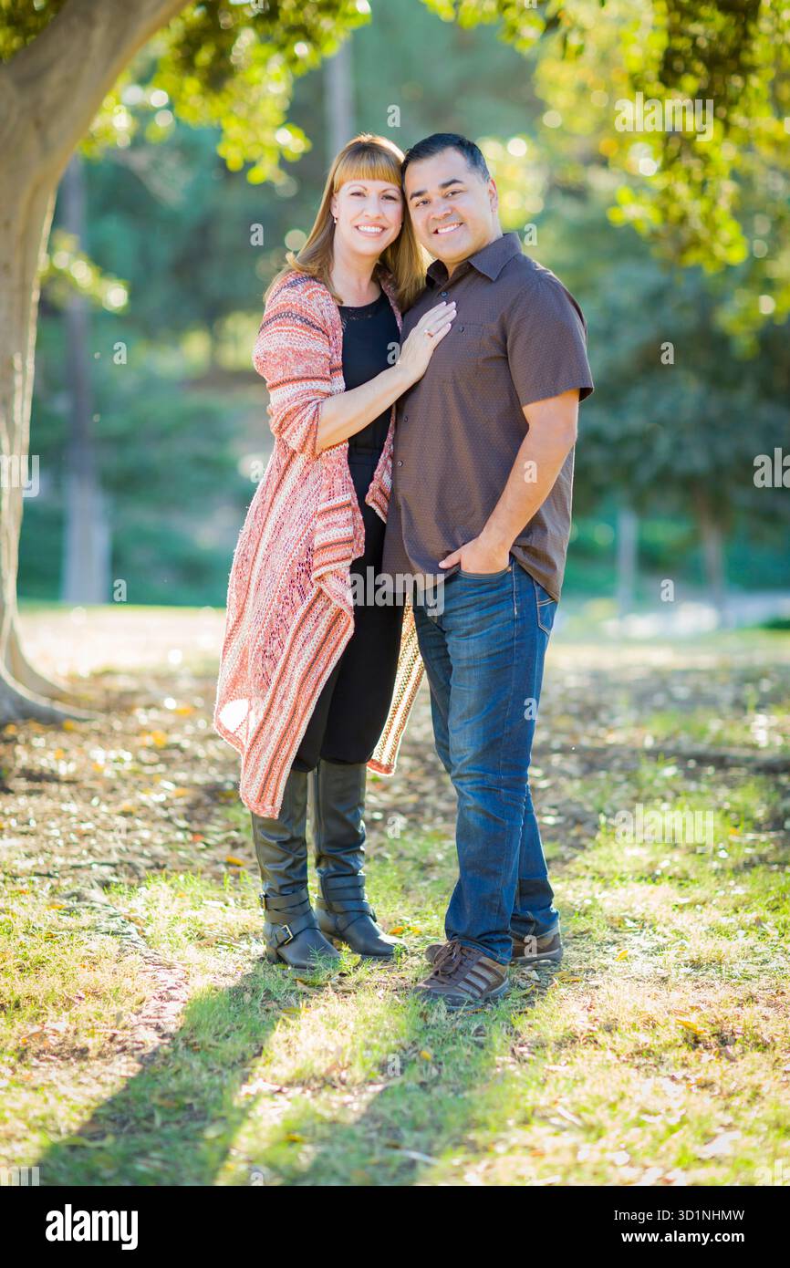 Junge Gemischte Rasse Paar Porträt Draußen Stockfoto