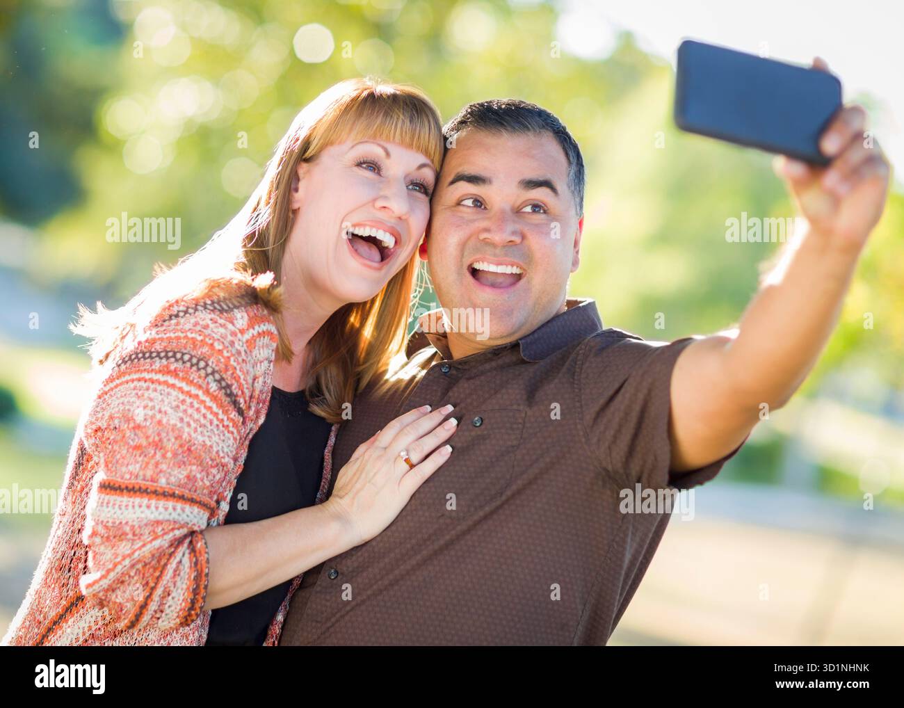 Attraktives Gemischtes Race-Paar, Das Selbstporträts Macht Stockfoto