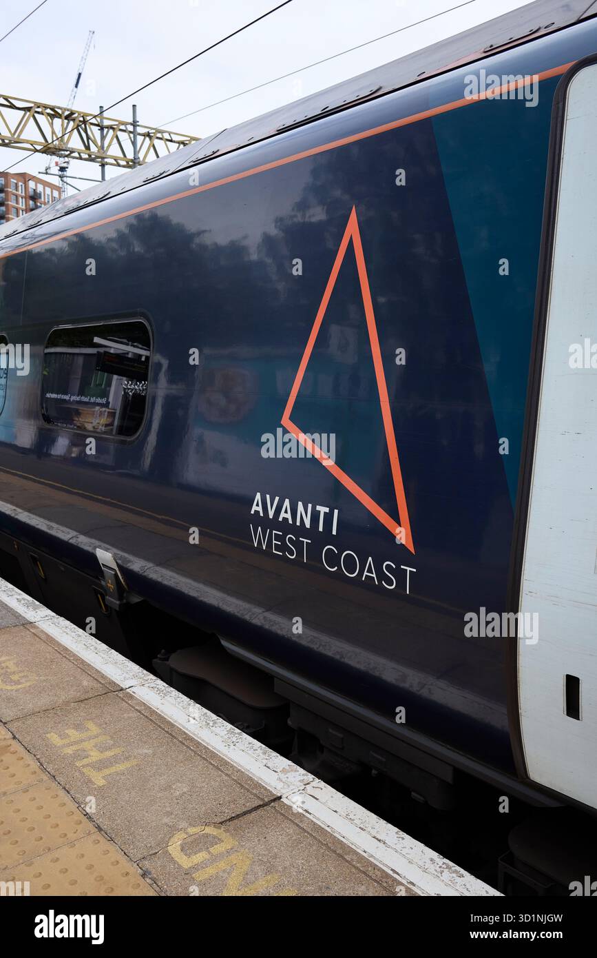 Nahaufnahme eines Avanti West Coast Zuges auf dem Bahnsteig an der Watford Junction Station, bereit zur Abfahrt. Stockfoto