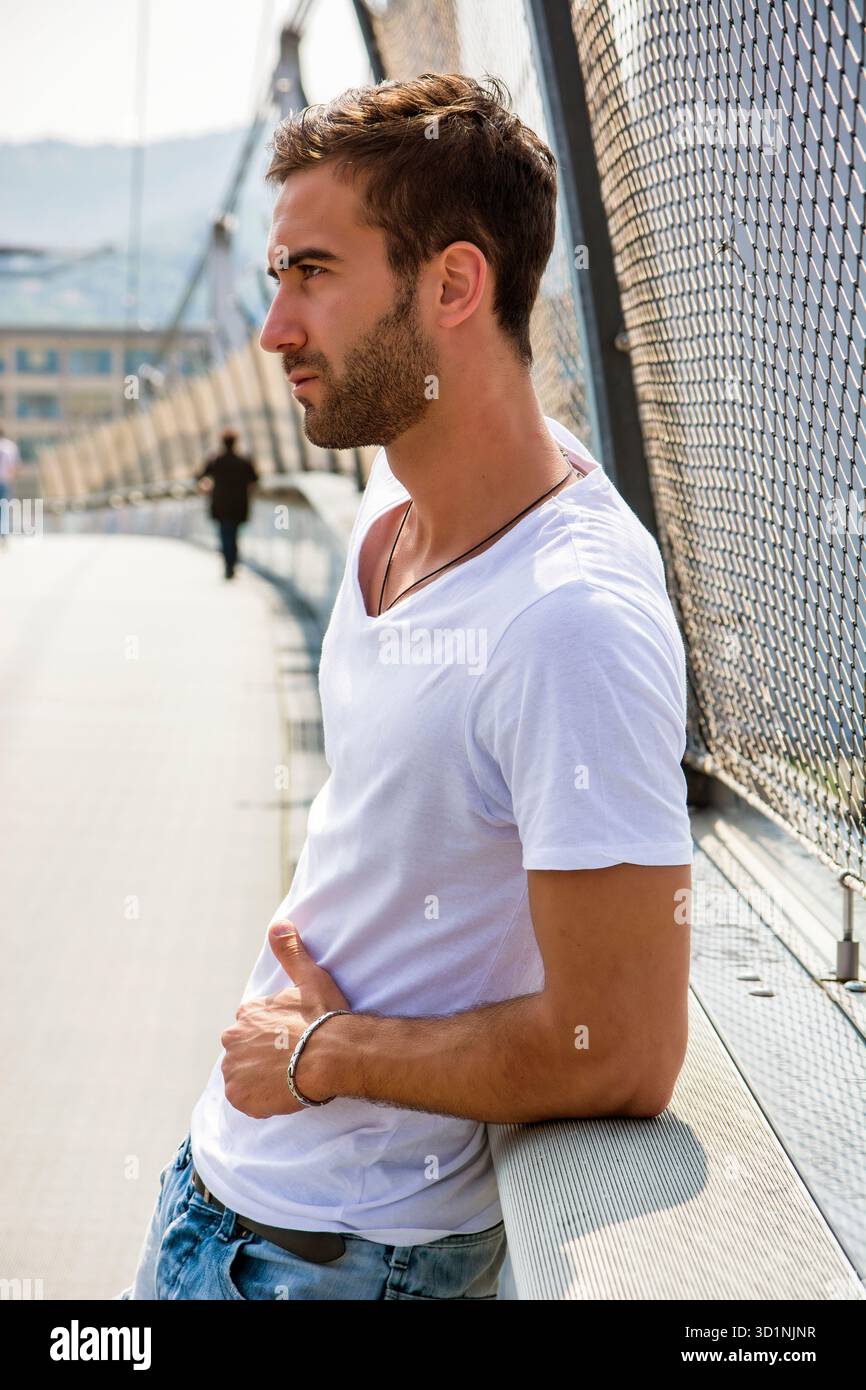 Gut aussehender bärtiger junger Mann im Freien in städtische Umwelt Stockfoto