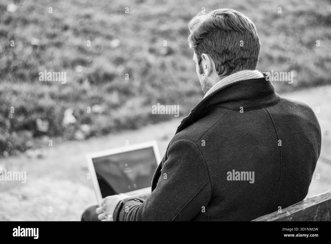 Schöne elegante Geschäftsmann in einem Park arbeiten Stockfoto