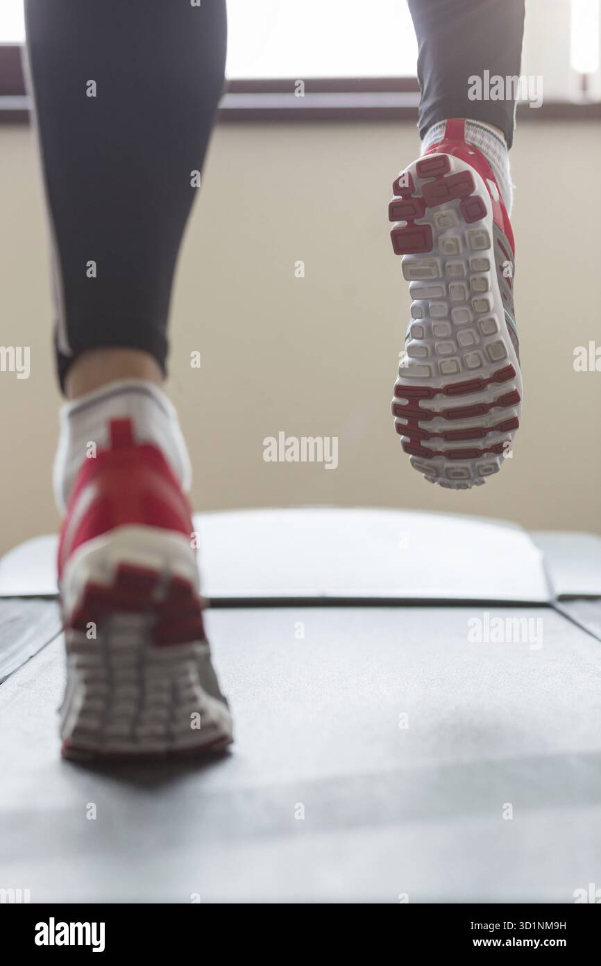 Mann läuft in einem Fitnessstudio auf einem Laufband-Konzept für Sport, Fitness und gesunde Lebensweise Stockfoto