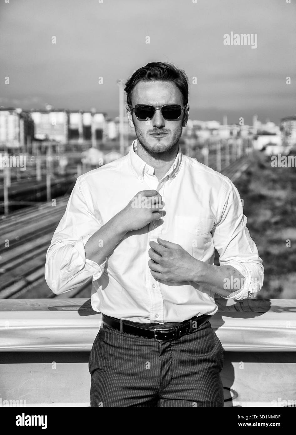 Hübscher junger Mann außerhalb tragen weiße Hemd Stockfoto