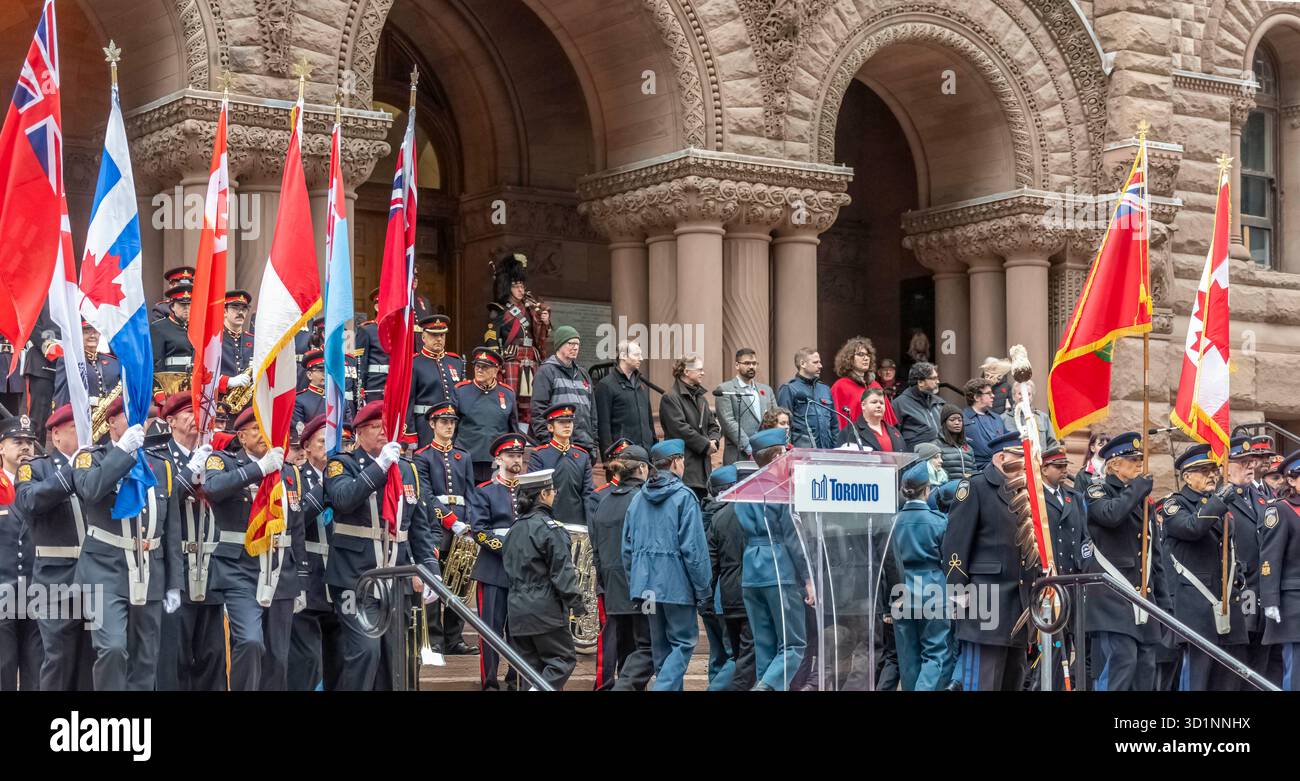 Toronto Ontario, Kanada – 11. November 2024: Ehrenwache auf den Stufen des Old City Hall während des Toronto Remembrance Day im Old City Hall. Stockfoto