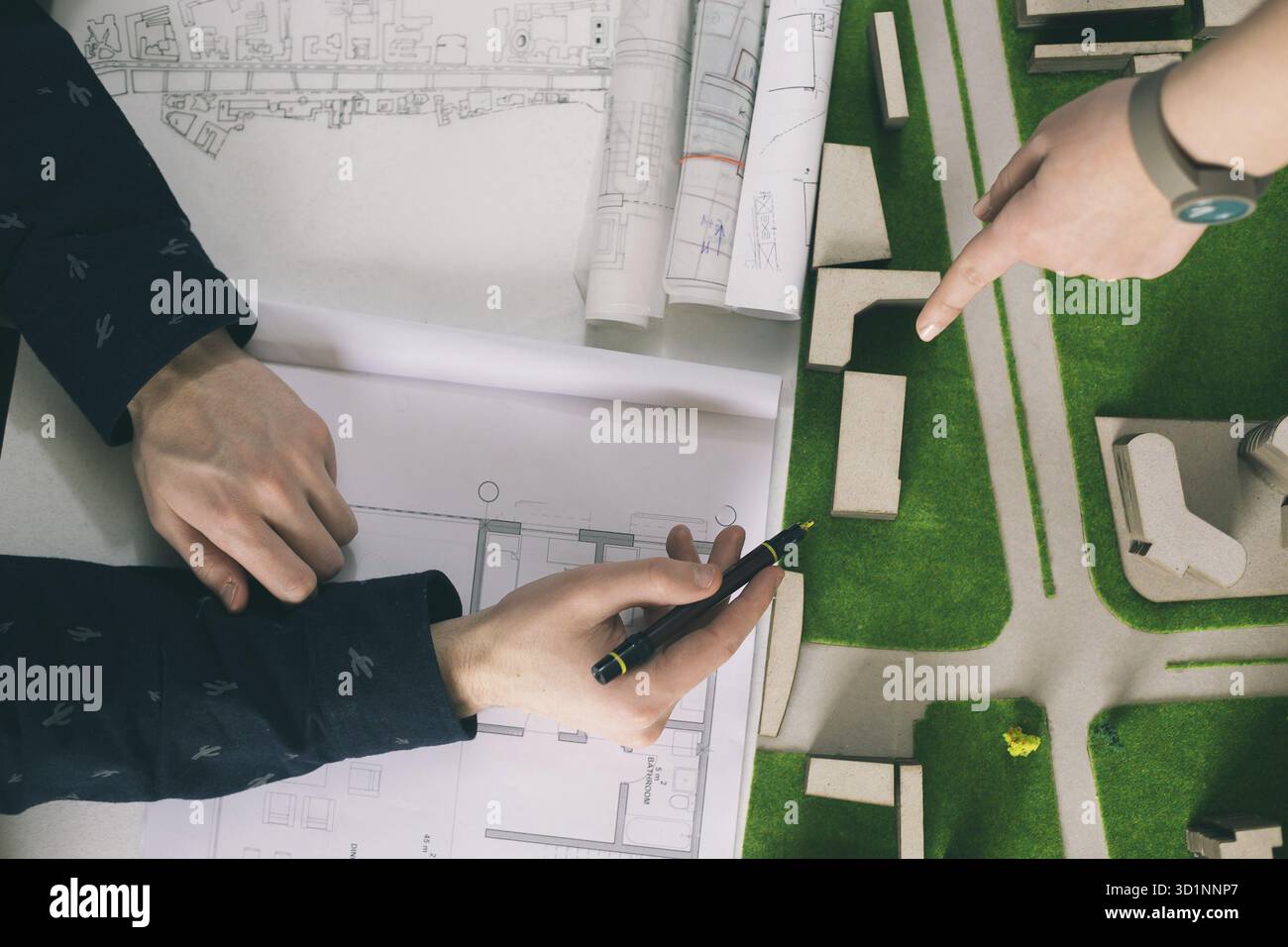 Architekturprojekt./ Baumodell und Zeichnungswerkzeuge für den Bauplan Stockfoto