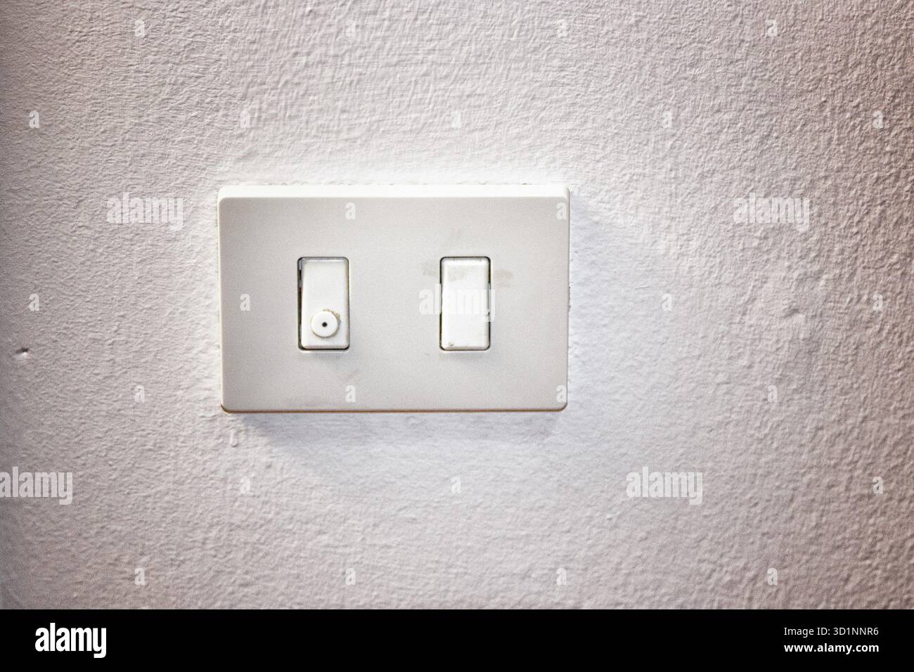 Alte Vintage-Lichtschalterplatte Stockfoto