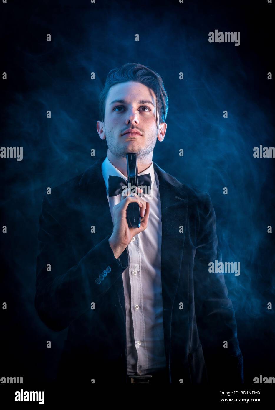 Eleganter Mann im Anzug und mit Fliege, der Selbstmord begeht Stockfoto