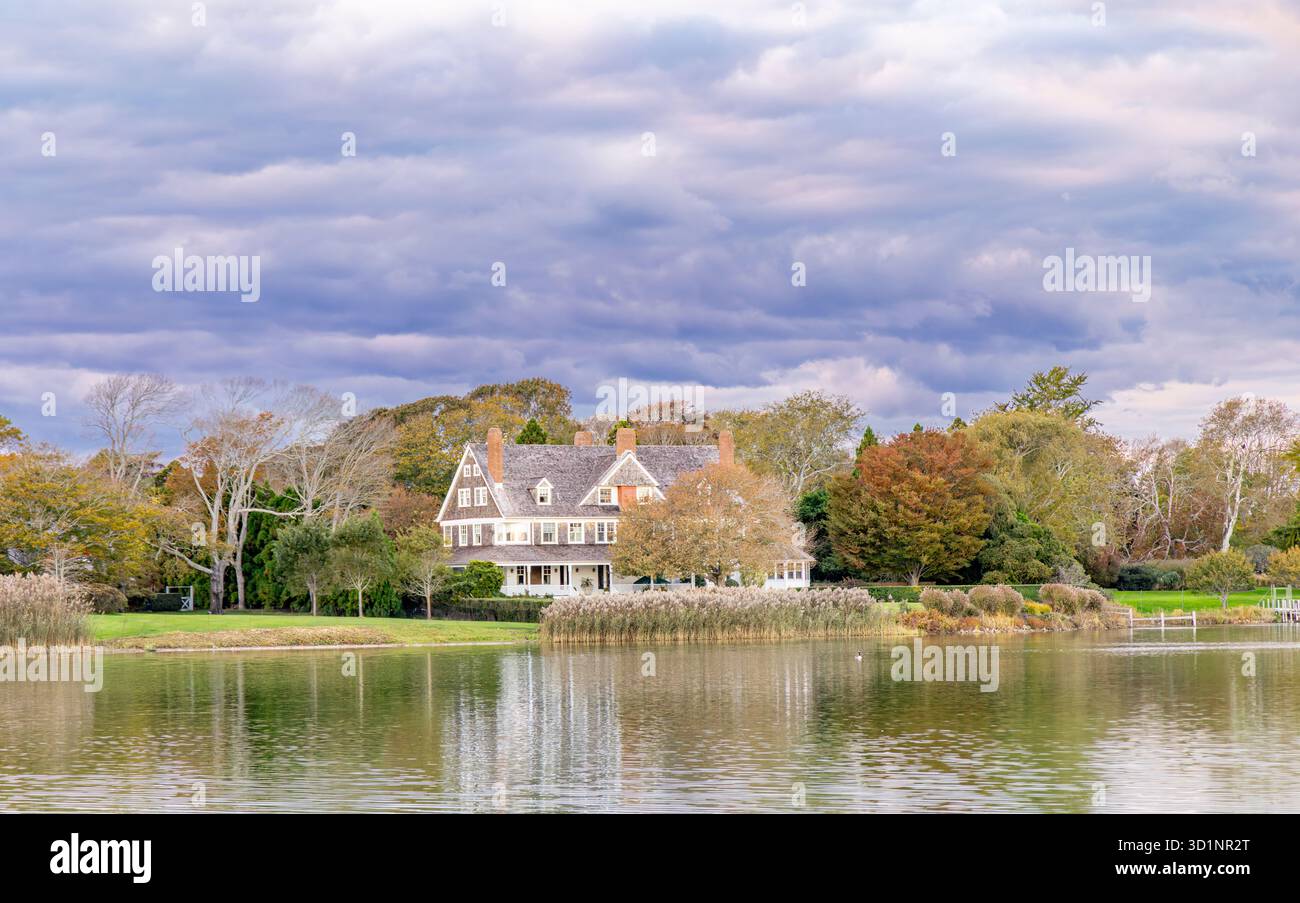 Landschaftsbild großer Häuser an einem Herbsttag auf dem Agwan-See Stockfoto