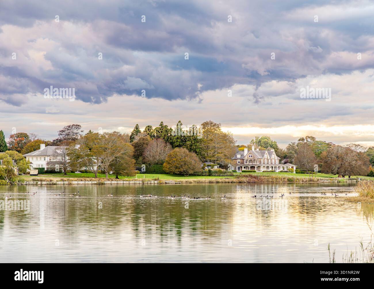 Landschaftsbild großer Häuser an einem Herbsttag auf dem Agwan-See Stockfoto