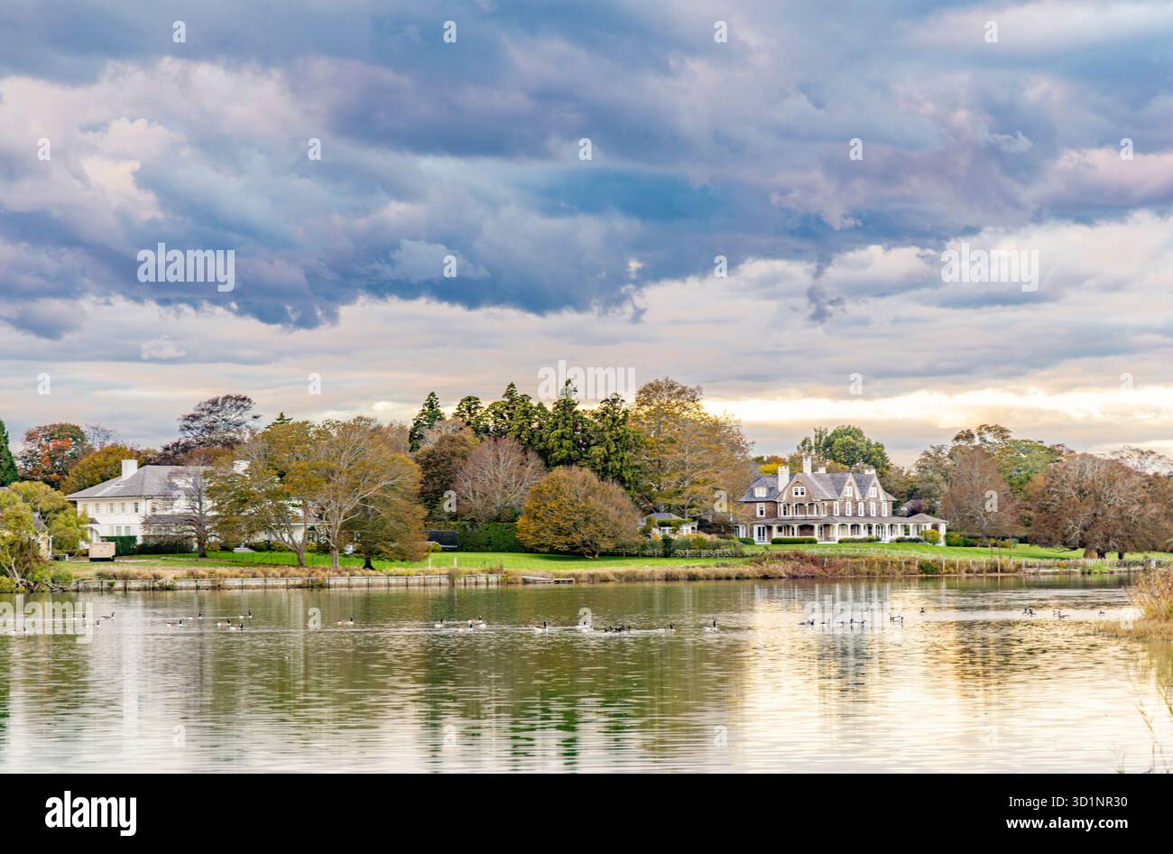 Landschaftsbild großer Häuser an einem Herbsttag auf dem Agwan-See Stockfoto