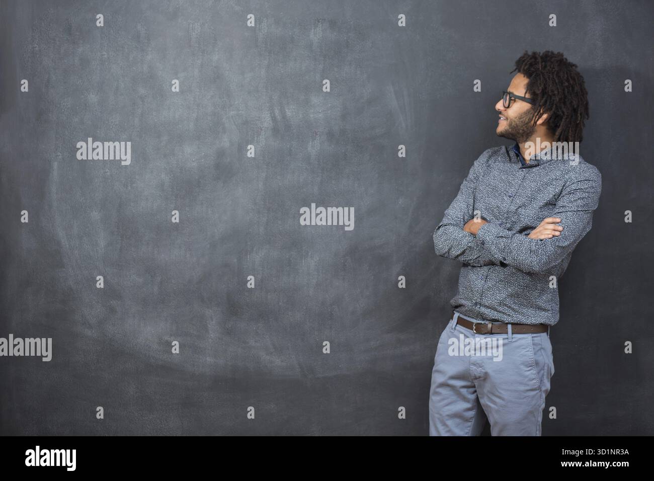 Gemischter Afro-Mann vor der Tafel mit Rabattnummern, Rabattkonzept, Verkaufskonzept Stockfoto