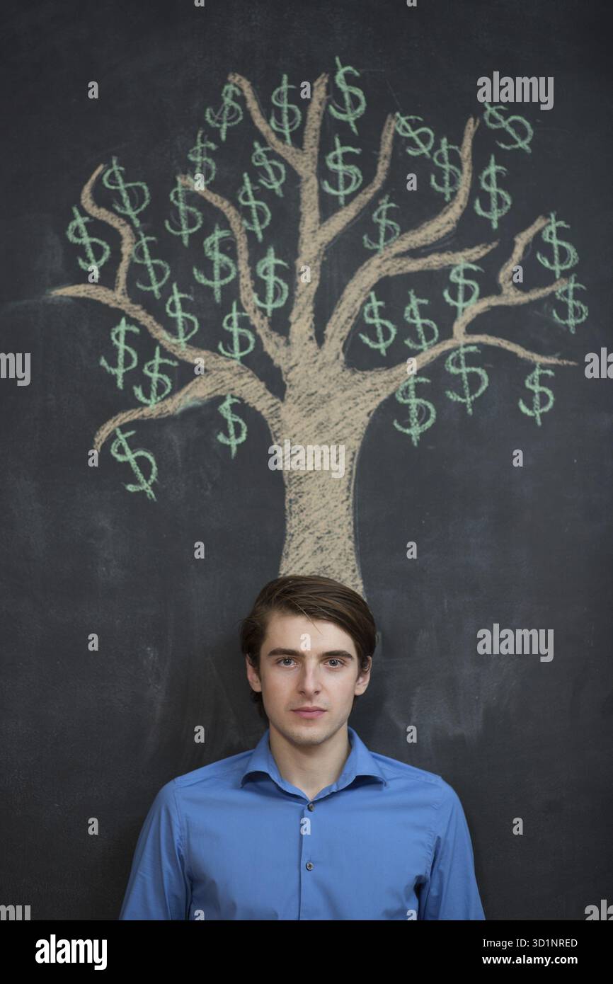 Gießkanne und Geldbaum gezeichnet auf einer Tafel-Konzept für Investitionen, Einsparungen und machen Geld Stockfoto