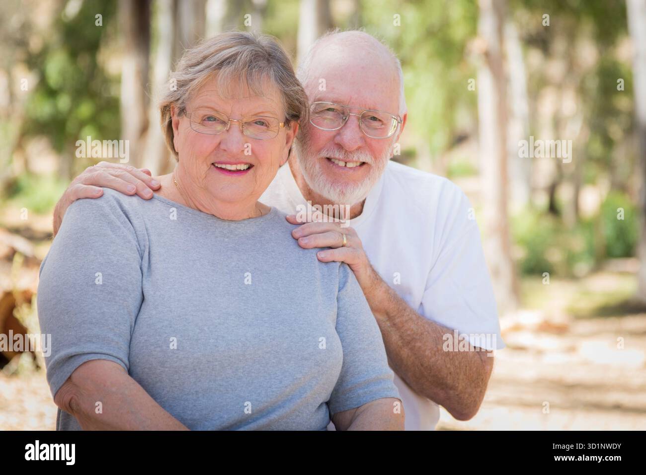 Glückliches Seniorenpaar Porträt Draußen Stockfoto