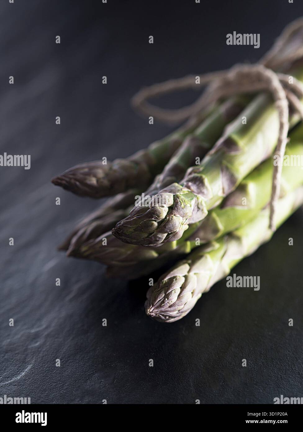 Gebündelter grüner Spargel, ungekocht Stockfoto
