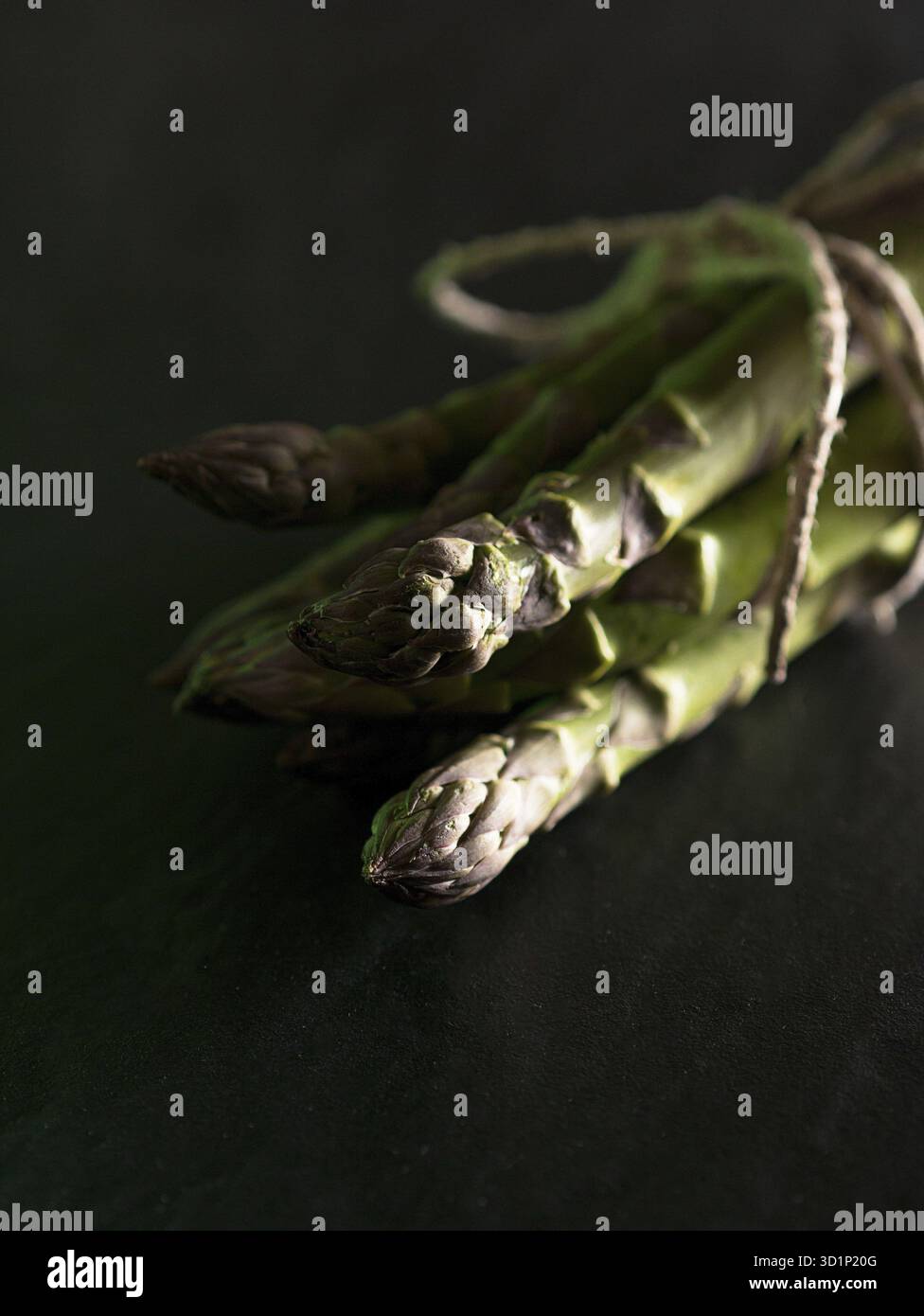 Gebündelter grüner Spargel, ungekocht Stockfoto