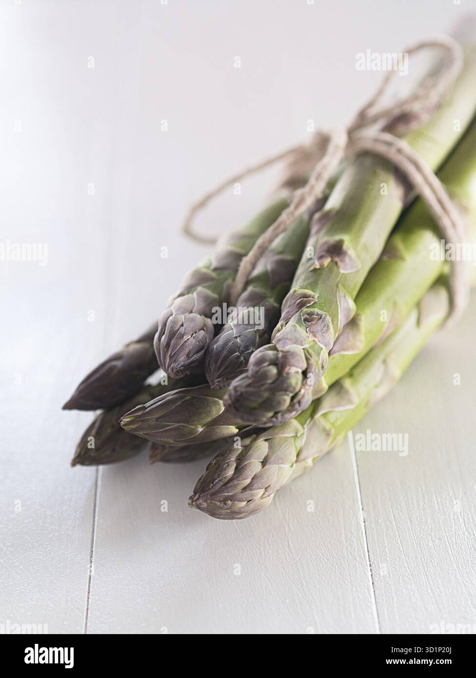 Gebündelter grüner Spargel, ungekocht Stockfoto