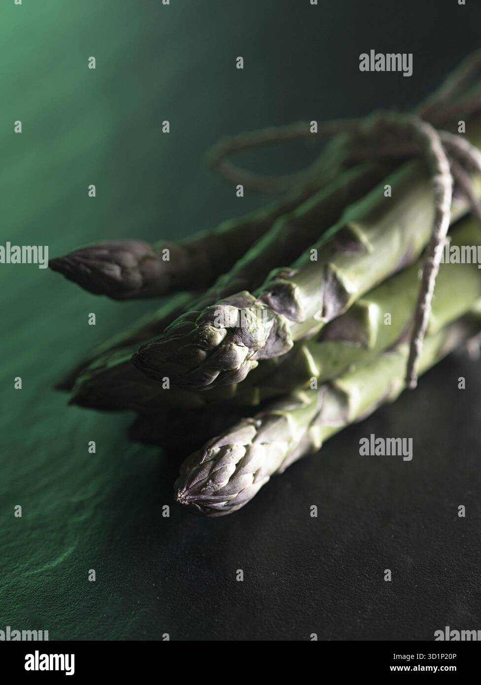 Gebündelter grüner Spargel, ungekocht Stockfoto