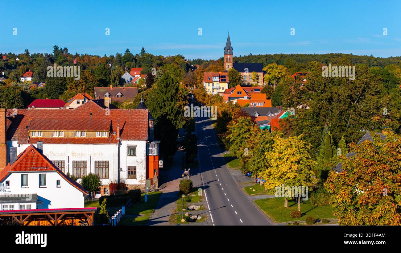 Friedrichsbrunn im Harz Luftbildaufnahme Straße mit Kirche Stockfoto