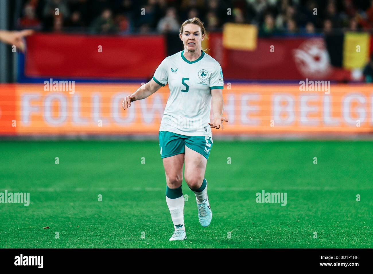 LEUVEN, BELGIEN - 28. OKTOBER: Aoife Mannion (Irland, Nr. 5) bittet um den Ball während des Abstiegs-Play-off-Spiels der UEFA Women?s Nations League zwischen Belgien und Irland im den Dreef Stadium am 28. Oktober 2025 in Leuven, Belgien Stockfoto