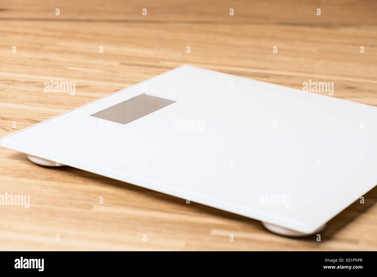 Waage auf Holzboden Stockfoto