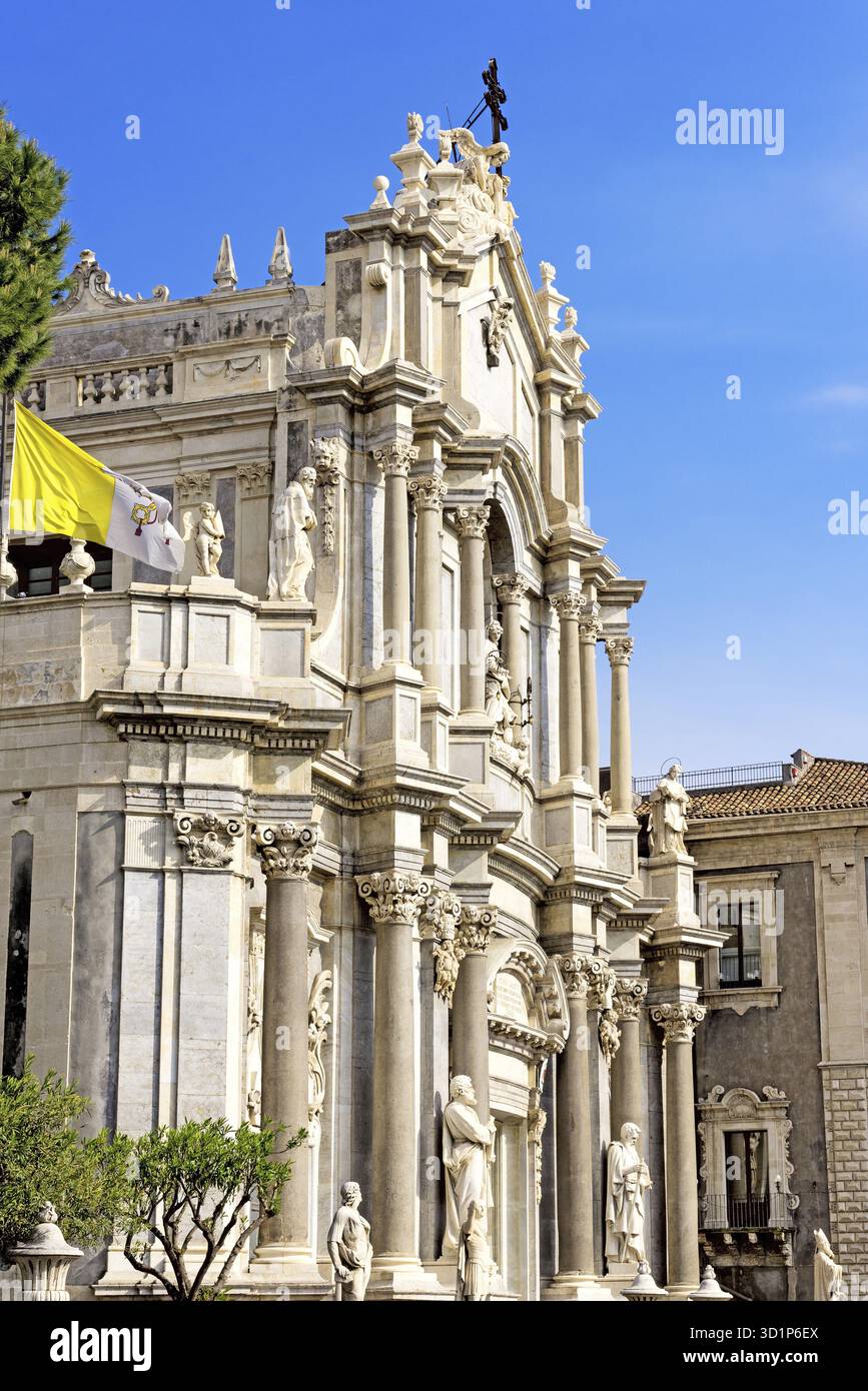 Piazza del Duomo in Catania und Kathedrale Santa Agatha in Catania in Sizilien, Italien Stockfoto