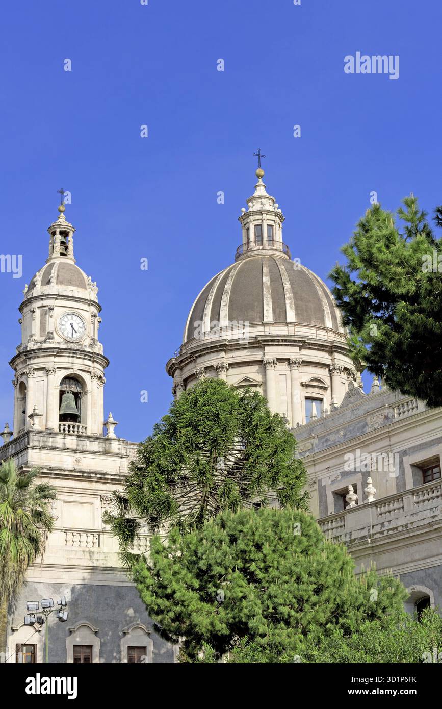 Piazza del Duomo in Catania und Kathedrale Santa Agatha in Catania in Sizilien, Italien Stockfoto