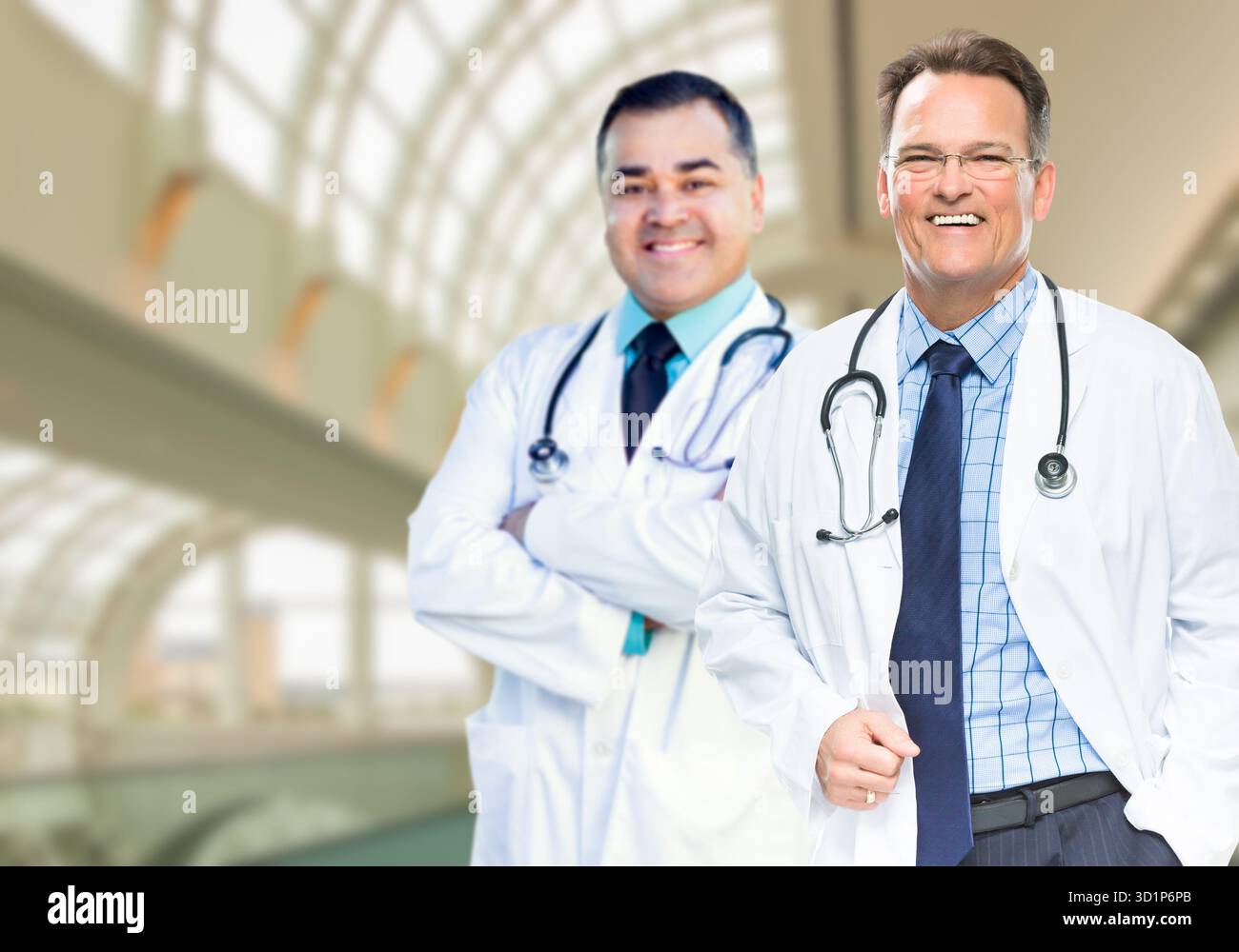 Gutaussehende männliche Ärzte oder Krankenschwestern im Krankenhausgebäude Stockfoto