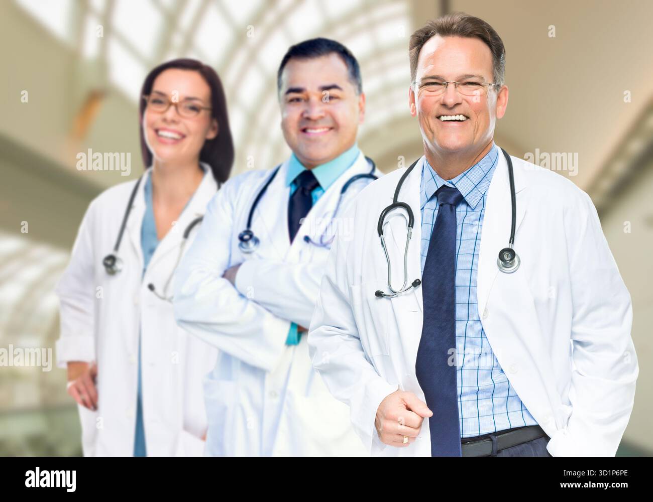 Gruppe von Ärzten oder Krankenschwestern im Krankenhausgebäude Stockfoto