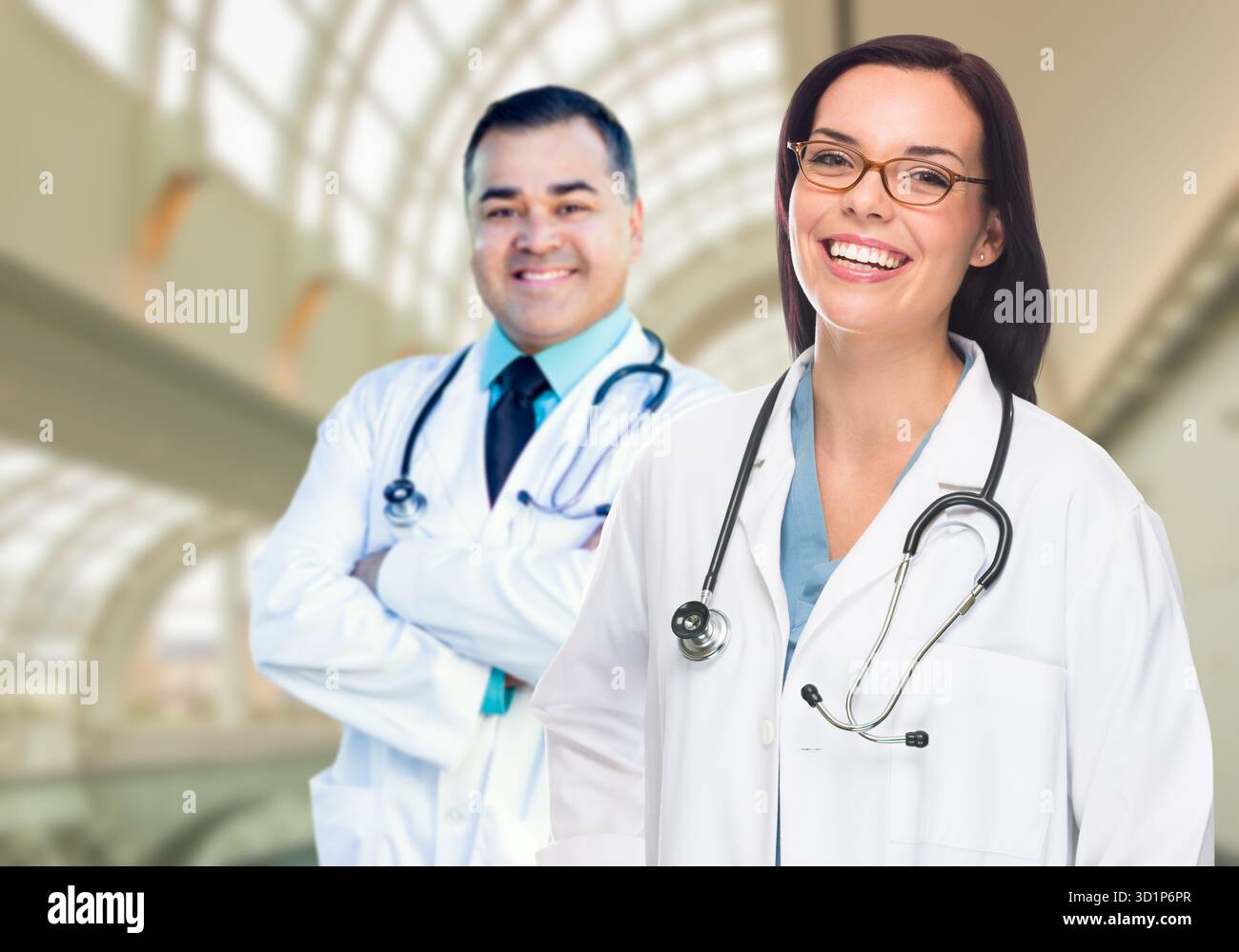 Zwei Ärzte oder Krankenschwestern im Krankenhausgebäude Stockfoto