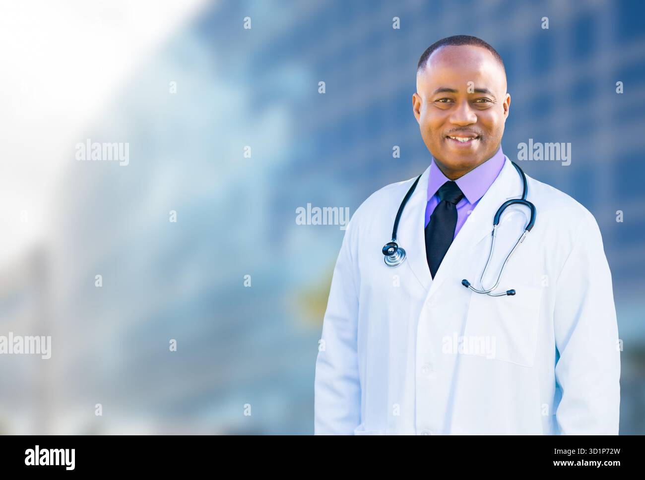 Afroamerikaner männlicher Arzt vor dem Krankenhausgebäude Stockfoto