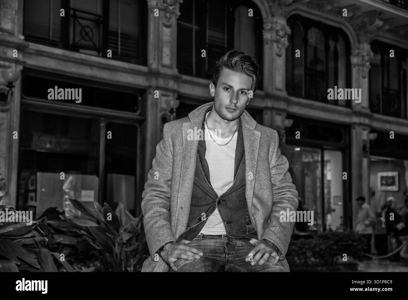 Eleganter junger Mann im Freien tragen Wollmantel Stockfoto