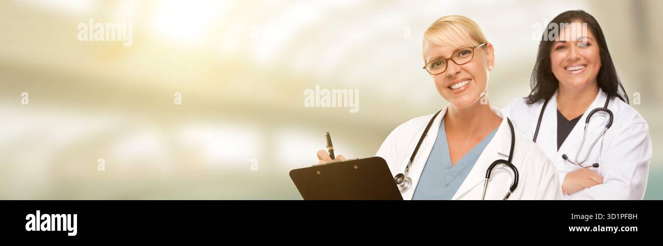 Kaukasische und Hispanic Ärztinnen, Krankenschwestern oder Apotheker mit Platz für Text. Stockfoto