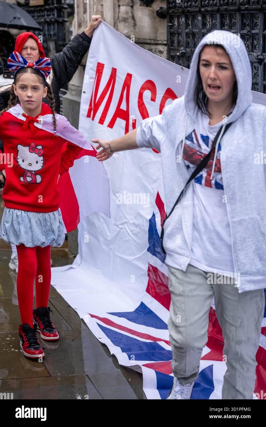 London, Großbritannien. Oktober 2025. Kleine Anti-Einwanderungsproteste vor dem Eingang des House of Commons London UK Credit: Ian Davidson/Alamy Live News Stockfoto