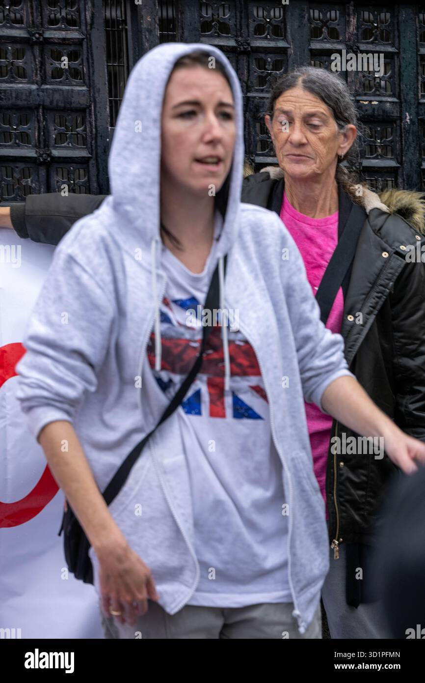 London, Großbritannien. Oktober 2025. Kleine Anti-Einwanderungsproteste vor dem Eingang des House of Commons London UK Credit: Ian Davidson/Alamy Live News Stockfoto
