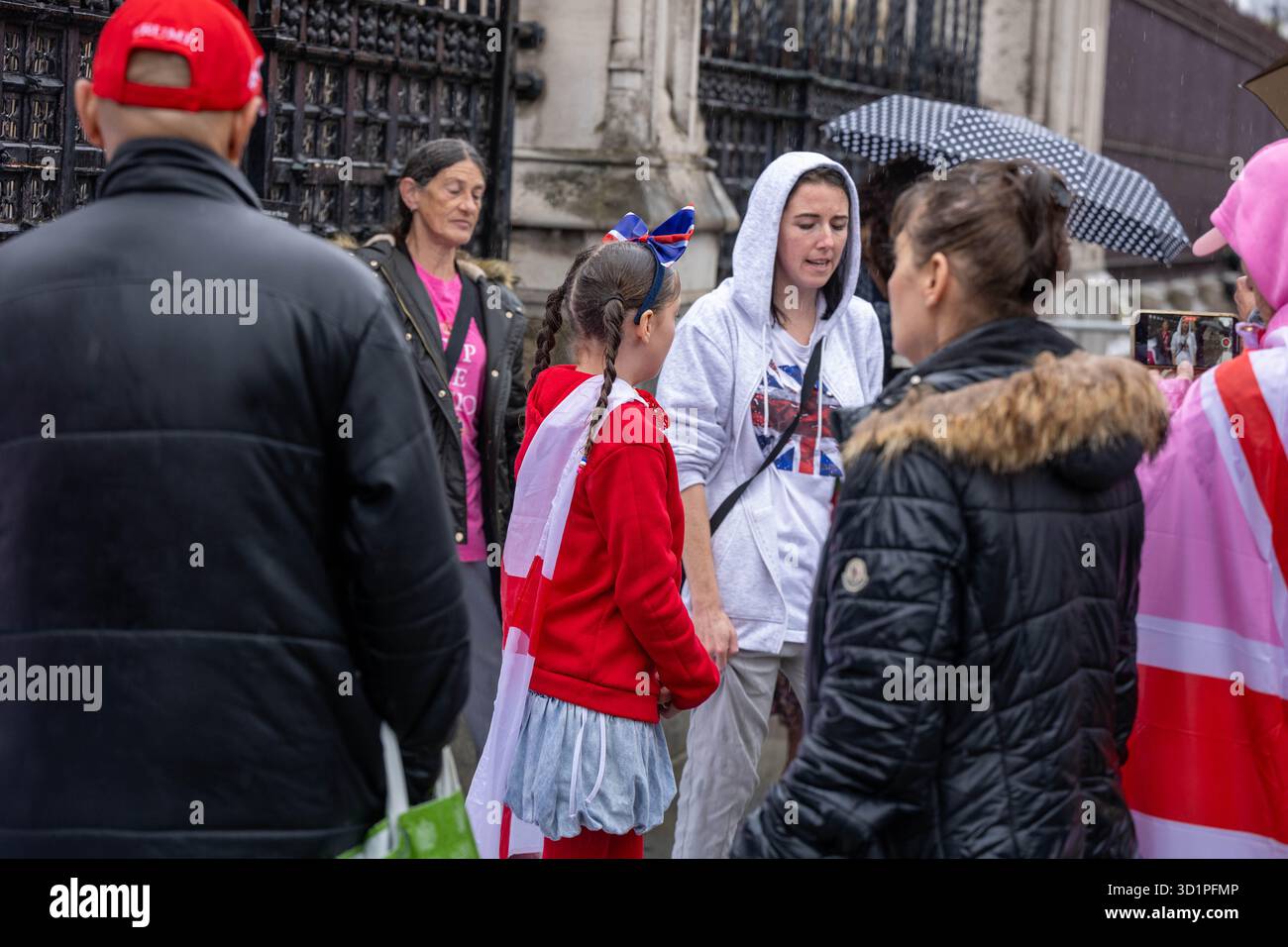 London, Großbritannien. Oktober 2025. Kleine Anti-Einwanderungsproteste vor dem Eingang des House of Commons London UK Credit: Ian Davidson/Alamy Live News Stockfoto