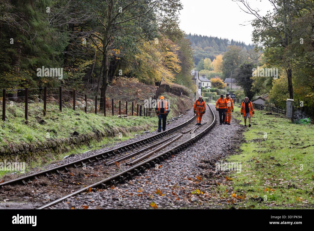 Freiwillige auf der Dean Forest Railway überprüfen die Strecke auf Beschädigungen oder Verschleiß. Stockfoto