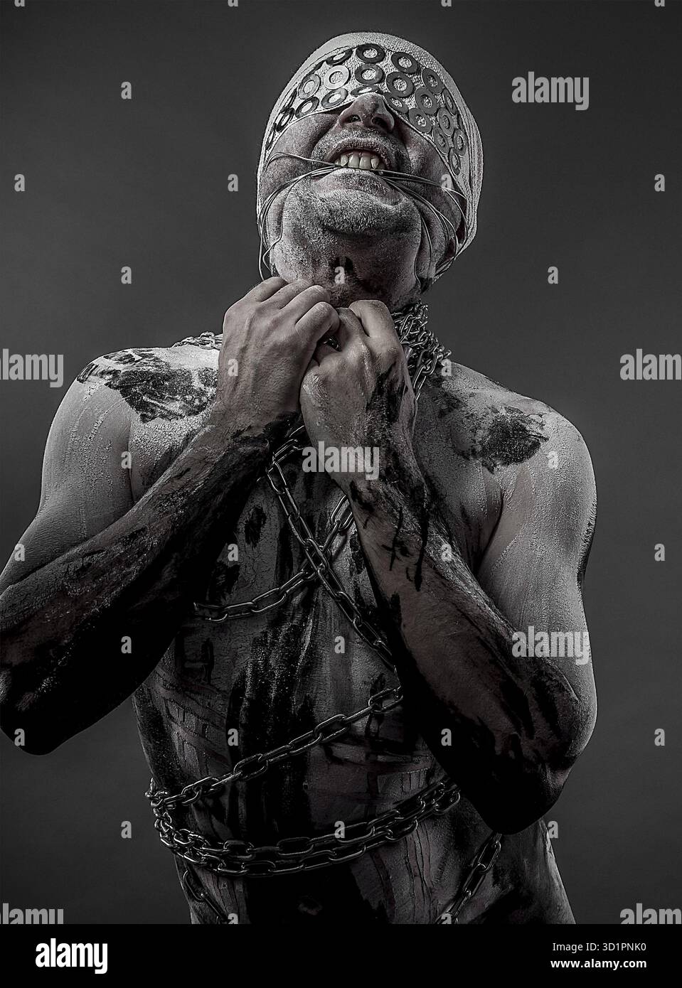 Ein Mann mit Ketten und einem Konzept des Gefängnisses mit verbundenen Augen, ohne Freiheit Stockfoto