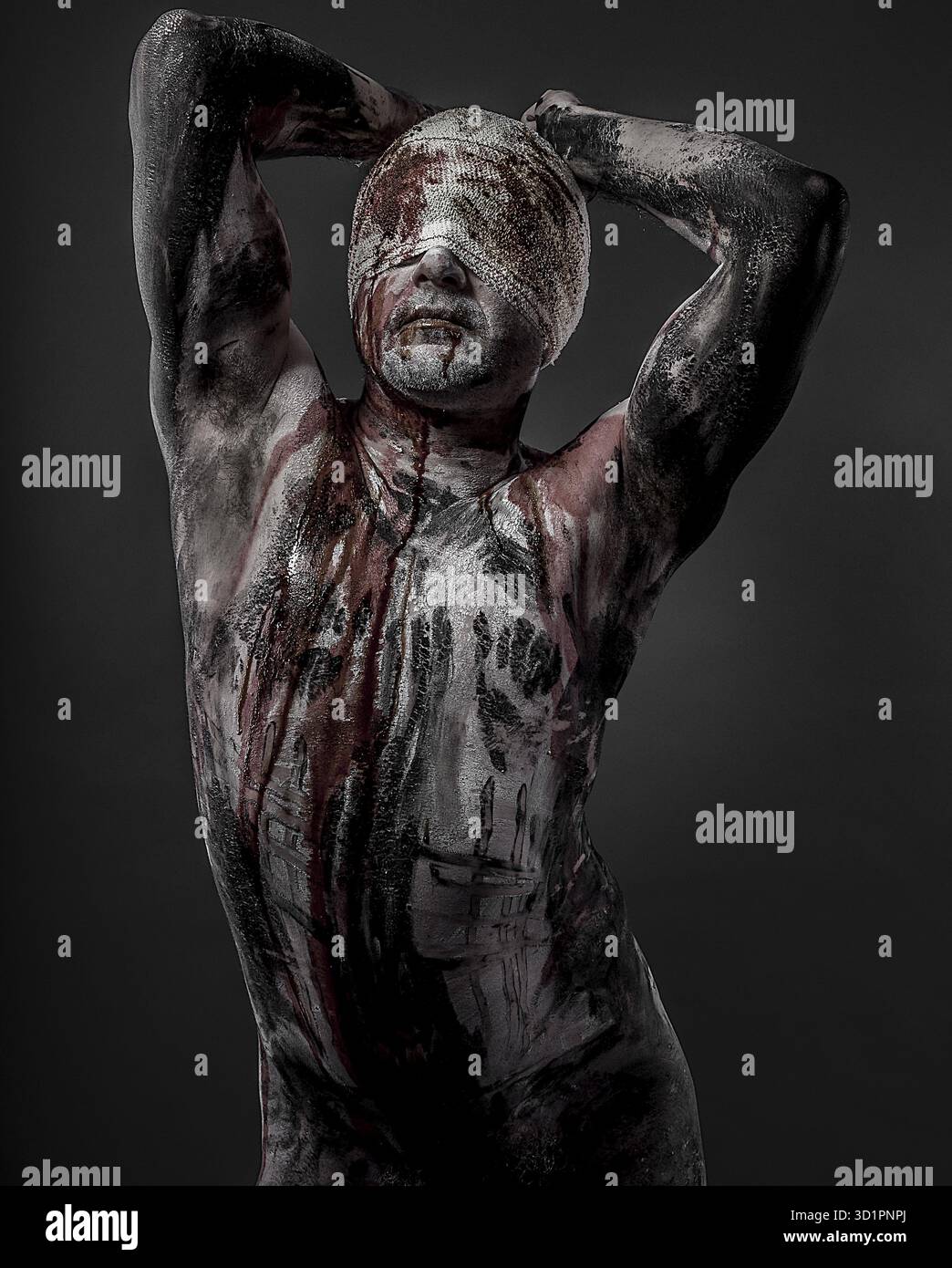 Mann mit Blut und Augen, das Konzept des Gefängnisses, ohne Freiheit Stockfoto