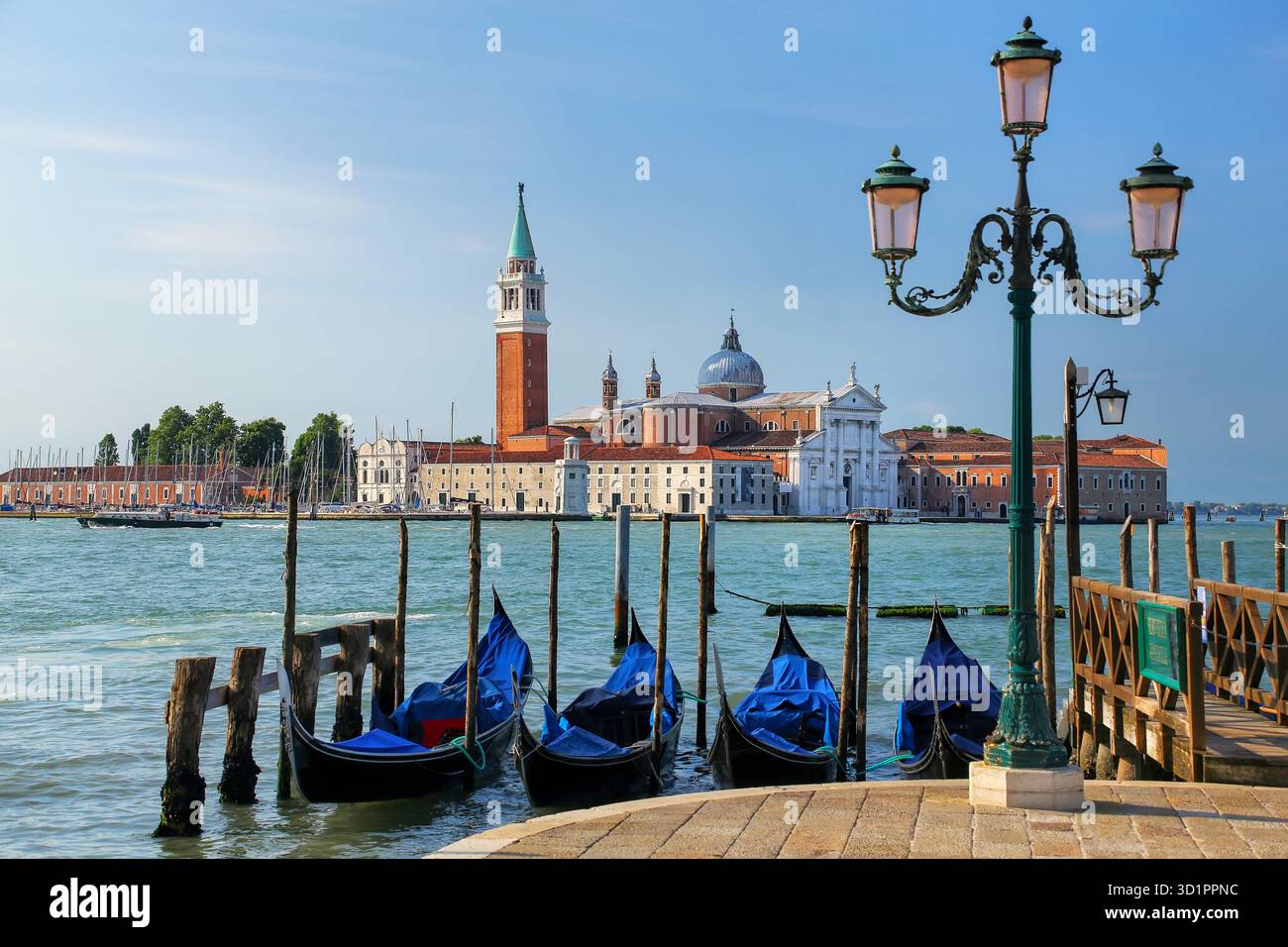 Gondeln liegen in der Nähe des Markusplatzes gegenüber der Insel San Giorgio Maggiore in Venedig, Italien Stockfoto
