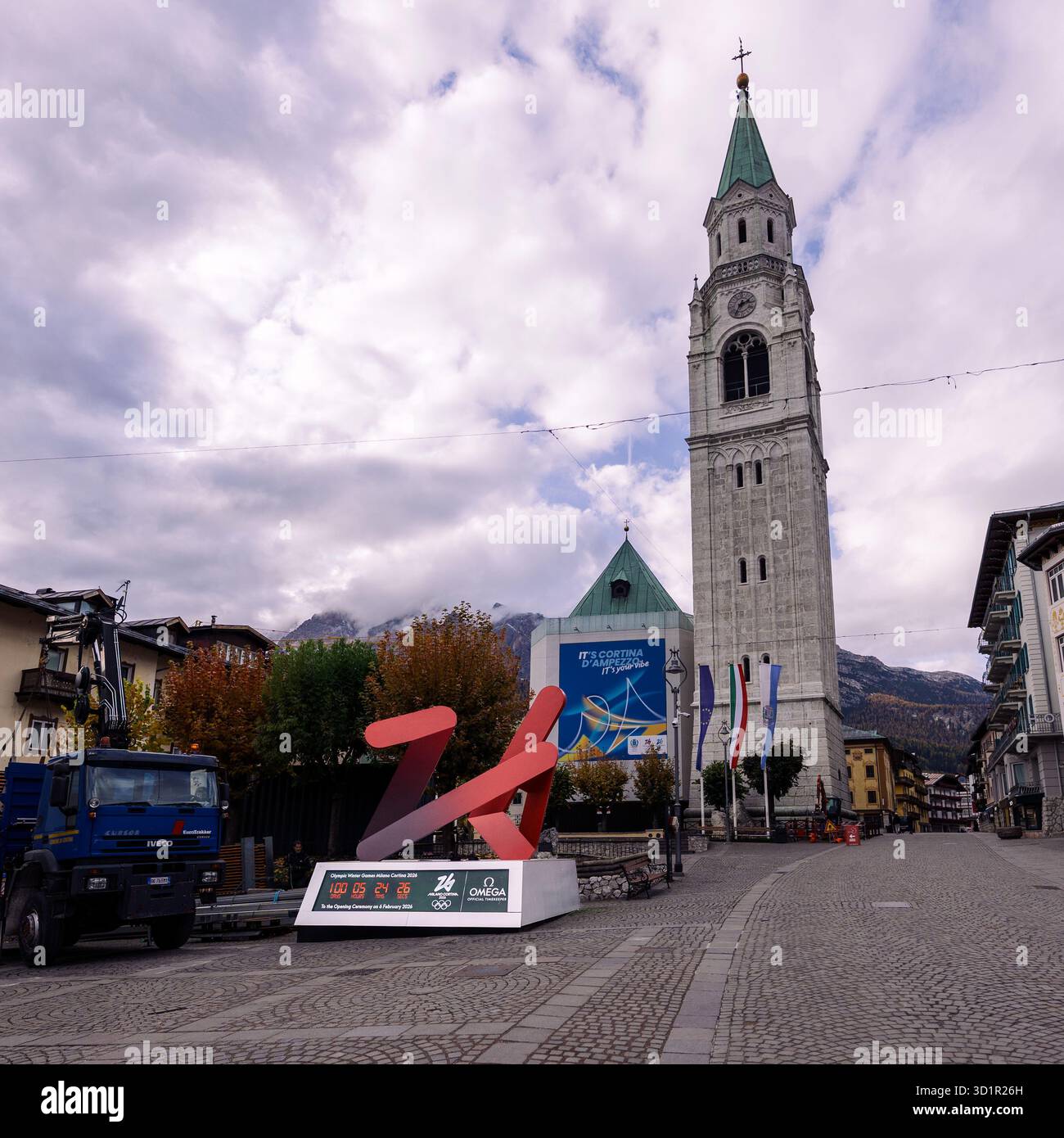 Cortina, 100 Tage bis zu den Olympischen Spielen. Ein Timer im Quadrat markiert die Zeit. Stockfoto